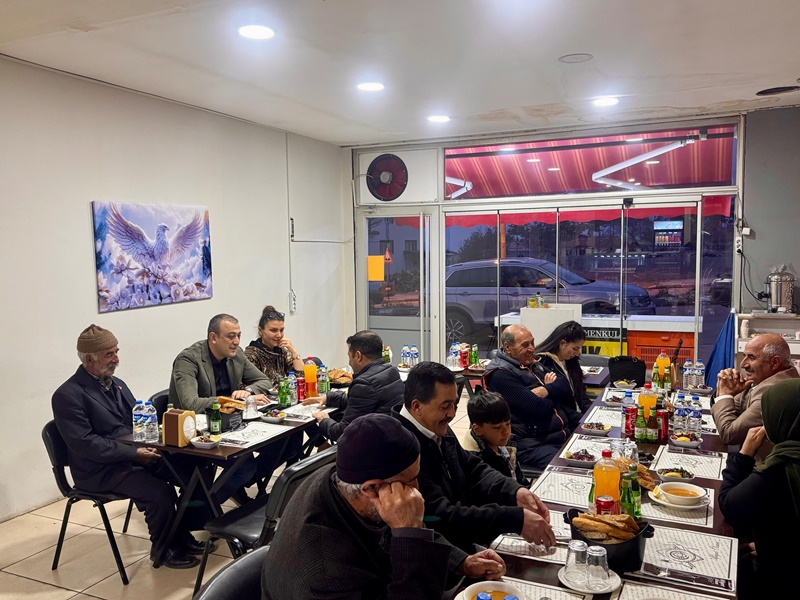 Kaymakamımız Sayın Mehmet Erdem AKBULUT eşi Hanımefendi Burcu AKBULUT ile şehit ve gazi aileleri onuruna düzenlenen iftar programına katılım sağladı.